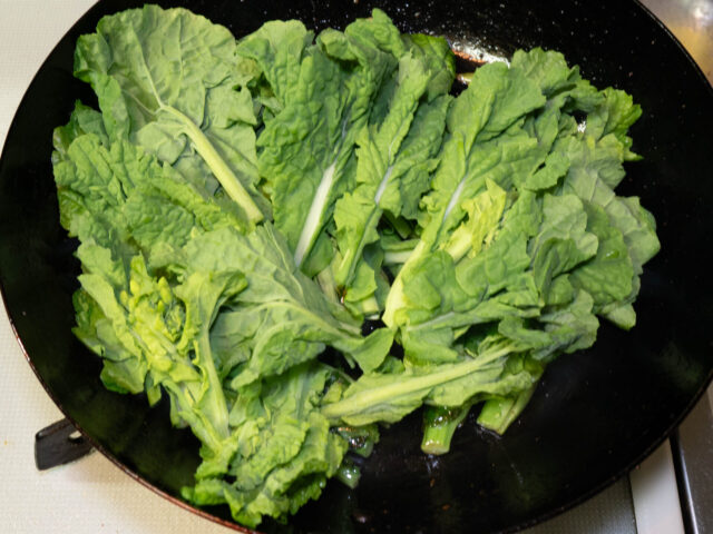 残りの菜の花をフライパンに加えた写真