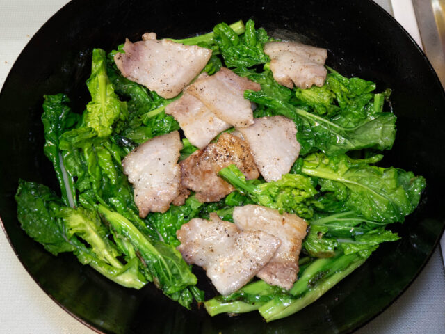 取り出しておいた豚バラ肉をフライパンに戻した写真