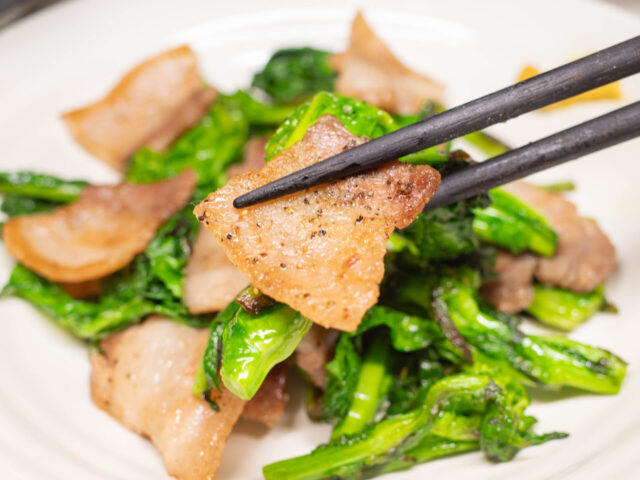 豚バラ肉を箸で持ち上げた写真