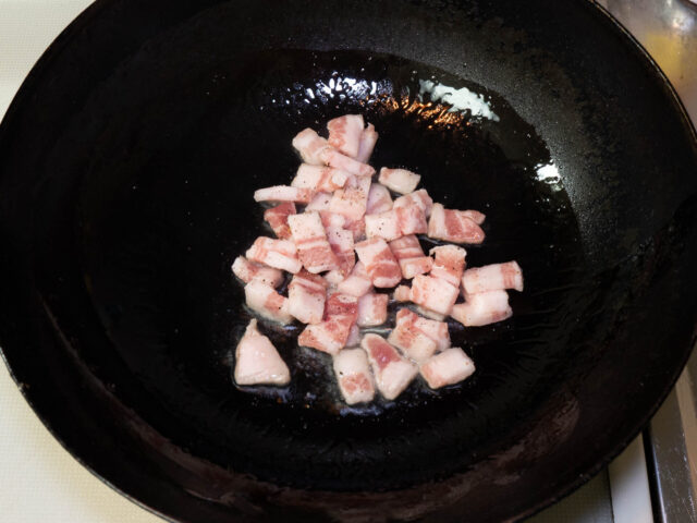 豚バラ肉を炒める写真