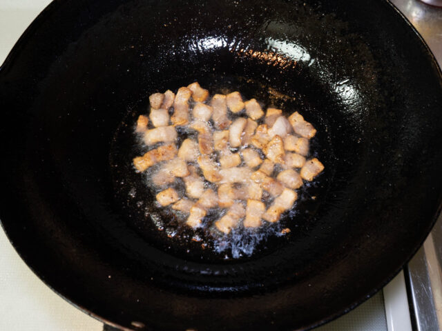 豚バラ肉が色づくまで炒めた写真