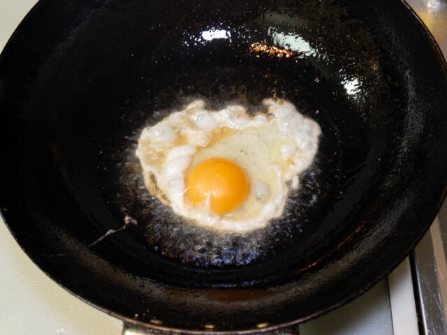 卵を割り入れた写真