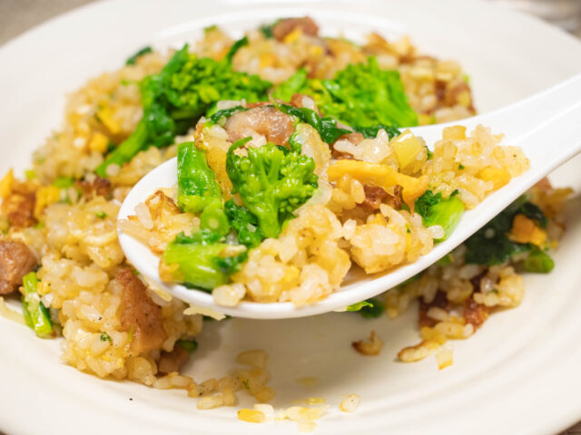 チャーハンをレンゲですくった写真