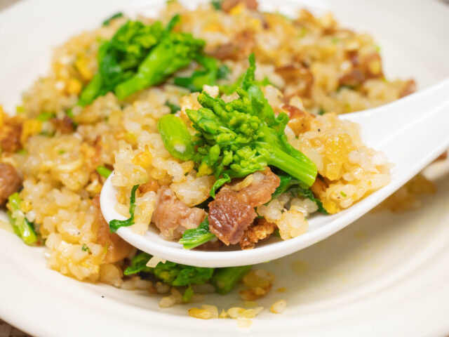 チャーハンをレンゲですくった写真