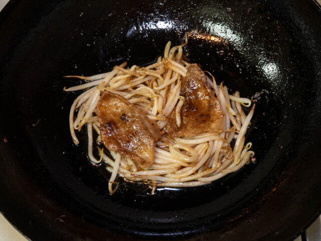 具材を炒め合わせた写真