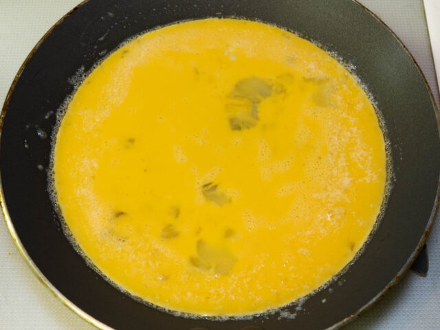 フライパンに卵液を入れた写真