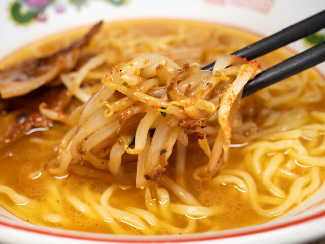 ピリ辛もやしを箸で持ち上げた写真