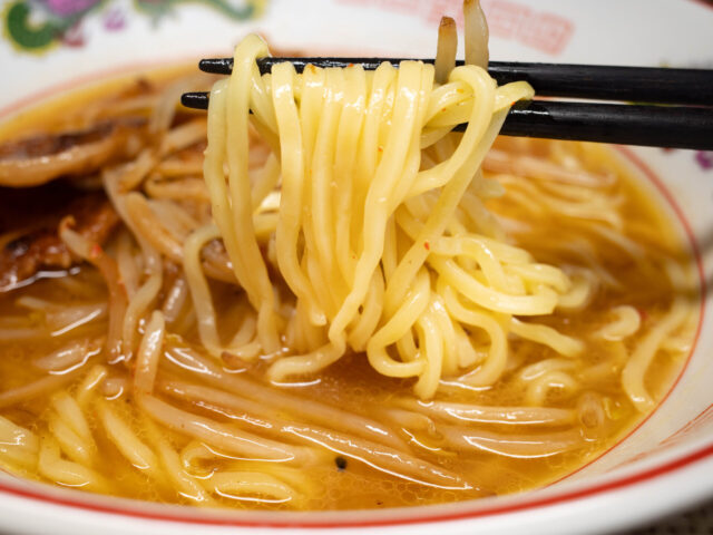 麺を箸で持ち上げた写真