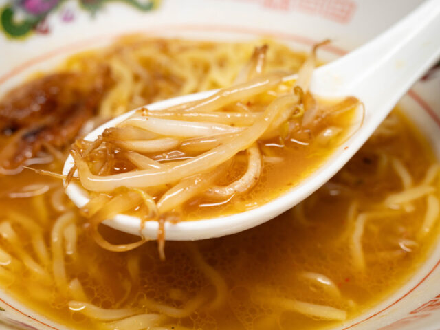 ピリ辛もやしとスープをレンゲですくった写真