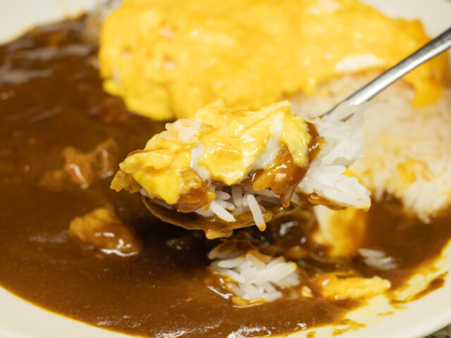 卵とご飯をスプーンにのせた写真