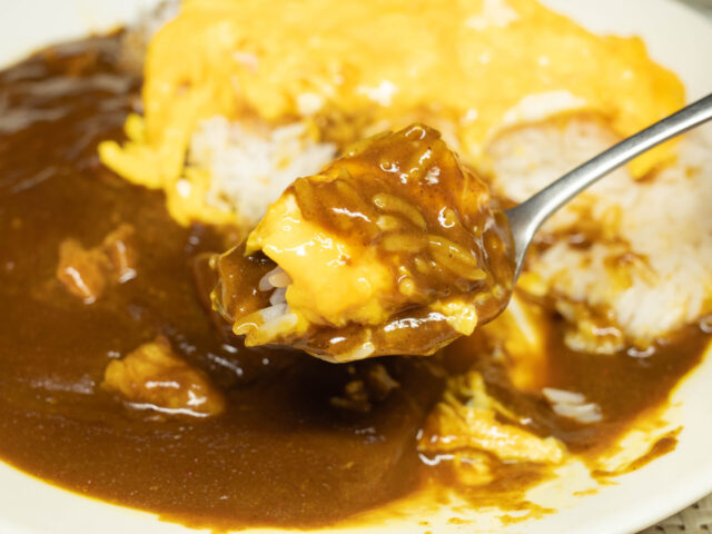 卵とご飯とカレーをスプーンにのせた写真