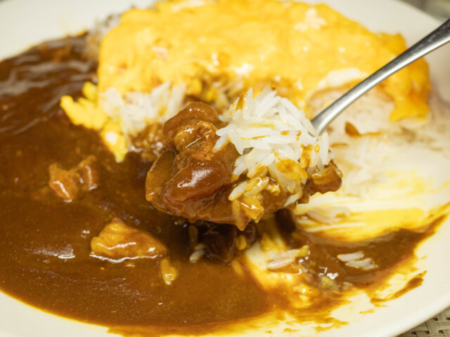 ご飯とカレーをスプーンにのせた写真