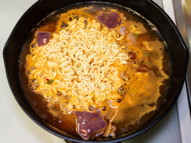 インスタント麺と鶏レバーを加えた写真