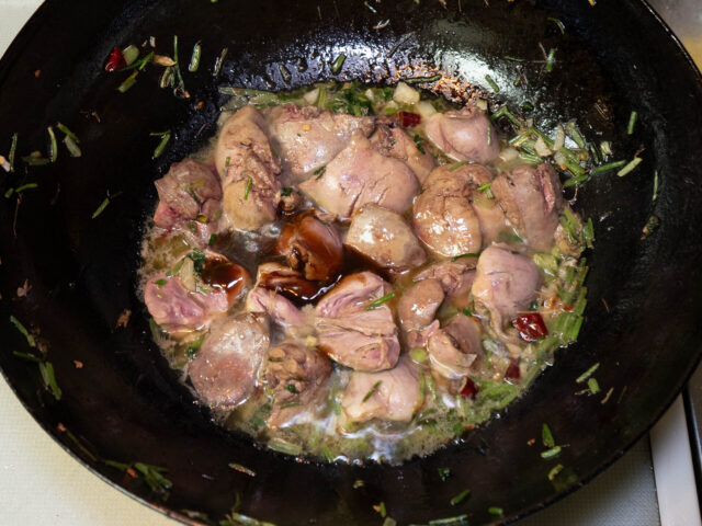 オイスターソース、ナンプラー、水を加えた写真