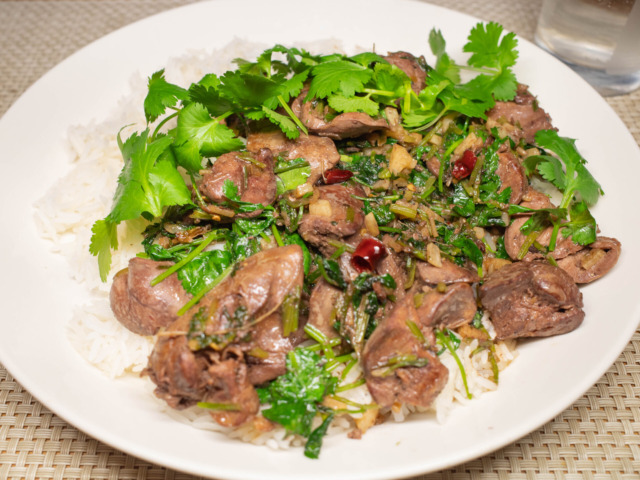 鶏もつのパクチー炒め・ライス付き