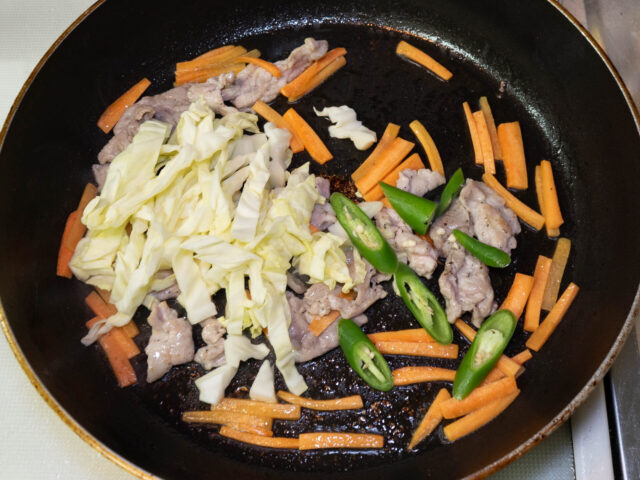 キャベツと青唐辛子を加えた写真