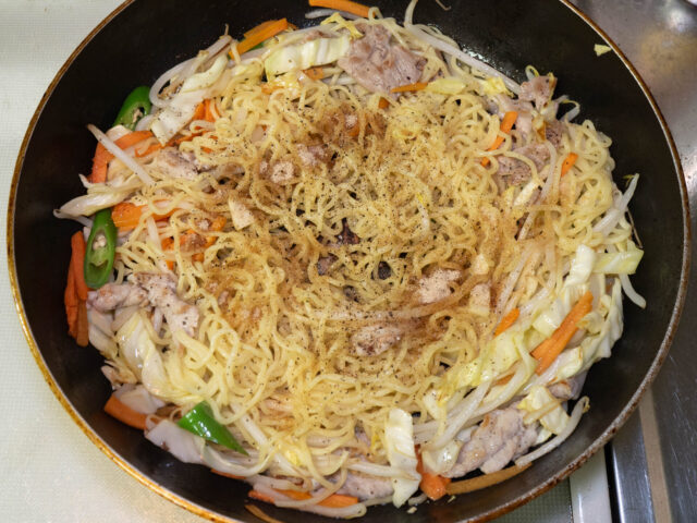 粉末スープを加え、胡椒を挽いた写真