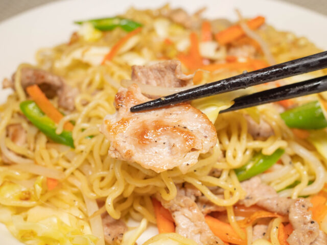 豚肉を箸で持ち上げた写真