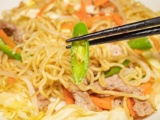 青唐辛子を箸で持ち上げた写真