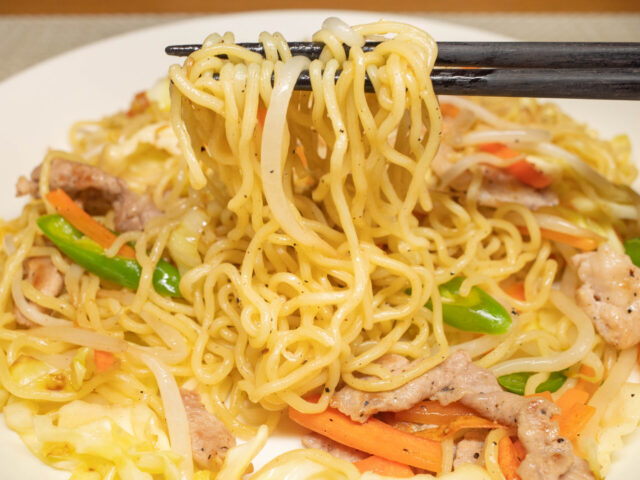 麺を箸で持ち上げた写真