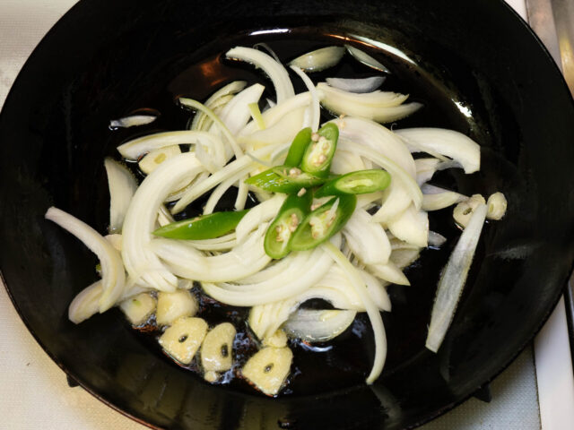 玉ねぎと青唐辛子を加えた写真