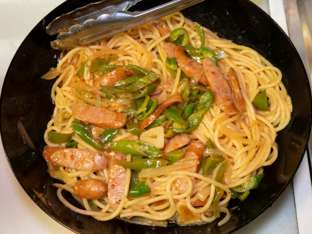 パスタとソースを混ぜた写真