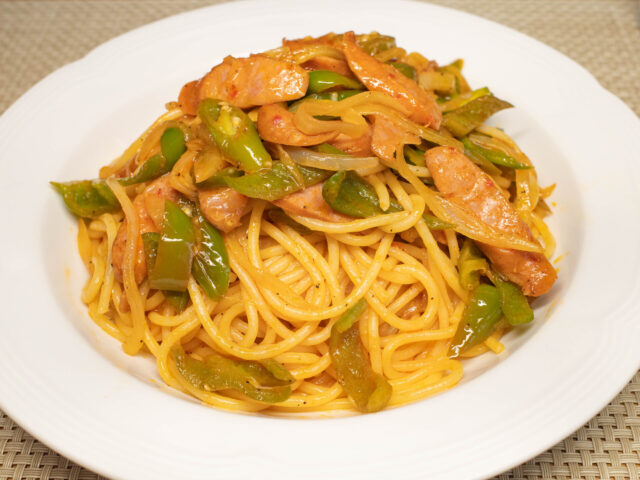 辛いソーセージのチョリソと青唐辛子のホットナポリタン