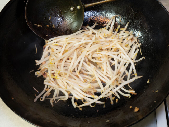 もやしを炒め合わせた写真