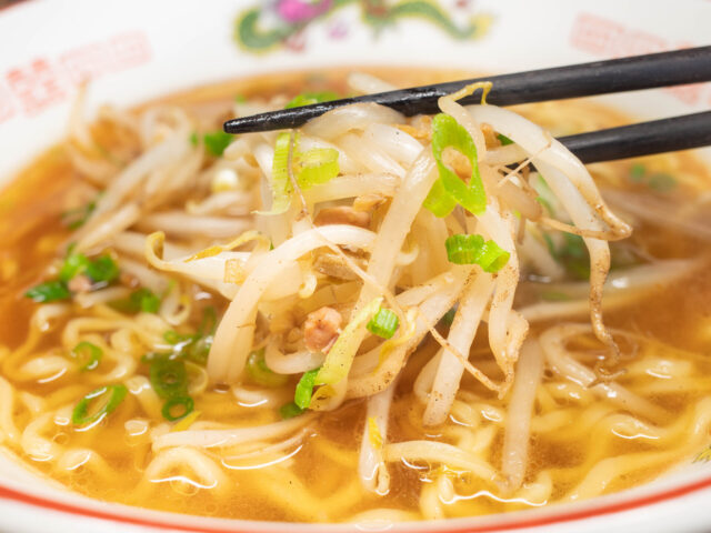 もやし炒めを箸で持ち上げた写真