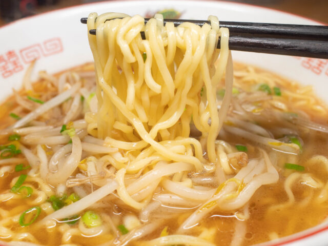 麺を箸で持ち上げた写真