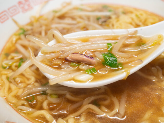 もやしとスープをレンゲですくった写真