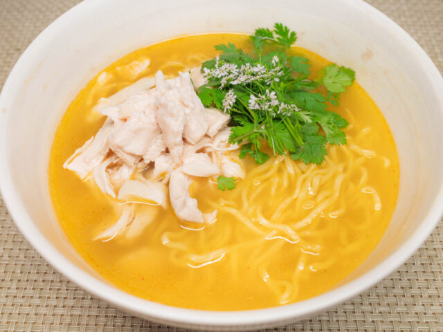 茹で鶏とパクチーのマルちゃん正麺・塩味