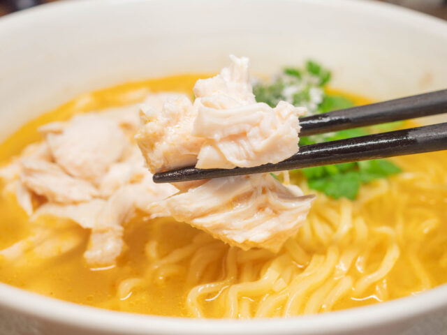 茹で鶏を箸で持ち上げた写真