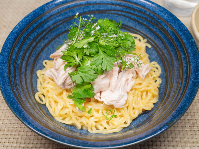 茹で鶏とパクチーのマルちゃん正麺・塩まぜそば
