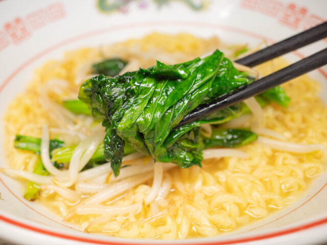 かき菜を箸で持ち上げた写真