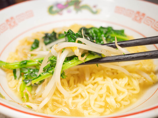 もやしを箸で持ち上げた写真