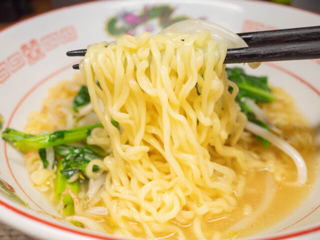 麺を箸で持ち上げた写真