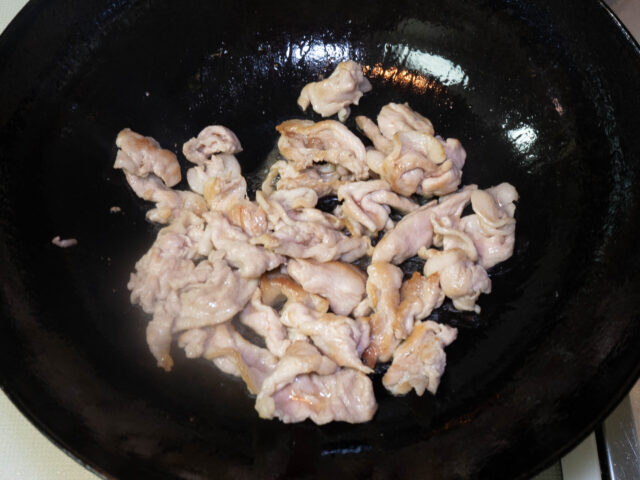 豚肉の色が変わるまで炒めた写真