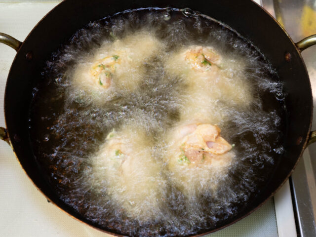 鶏肉を揚げる写真