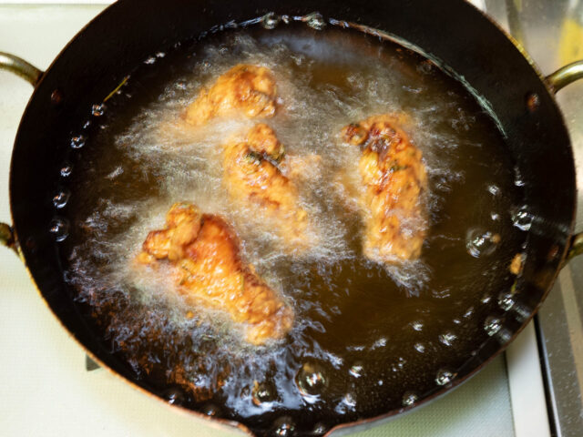 鶏肉を揚げる写真