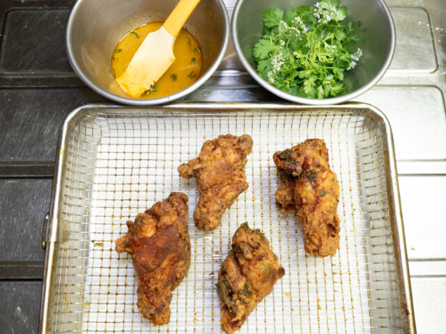 唐揚げ、タレ、パクチーの葉の写真