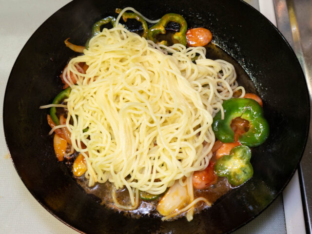 焼きそば麺と水を加えた写真