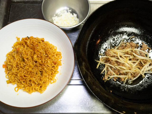 丼に入れた麺、中華鍋のもやしとひき肉、長ねぎの写真
