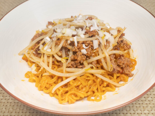 【煮込むから美味しい】ひき肉ともやしの汁なし辛ラーメン