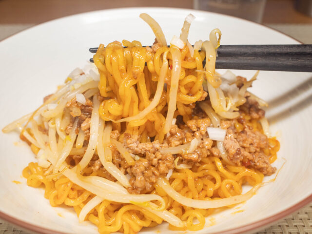 麺ともやしを箸で持ち上げた写真