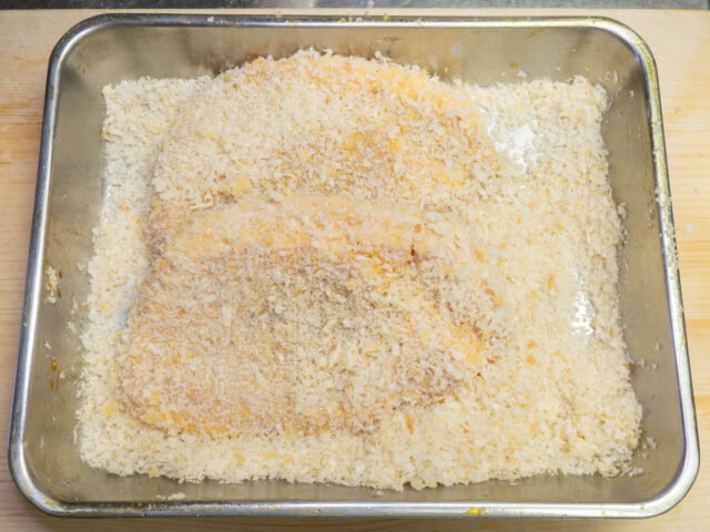 豚肉にパン粉を付けた写真