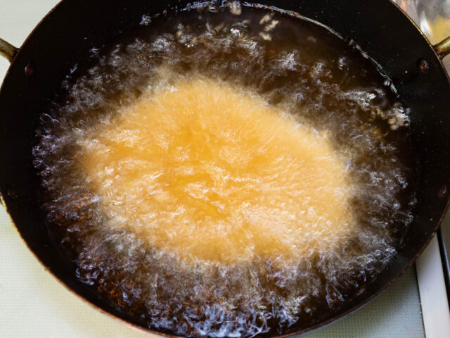 カツを揚げている写真
