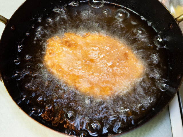カツを揚げている写真
