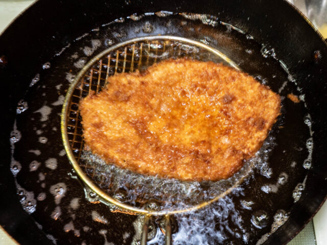 揚げたカツの写真