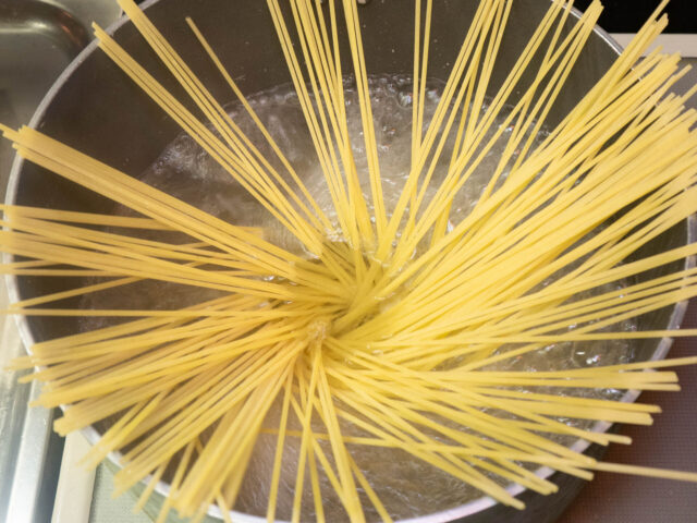 パスタを茹でる写真